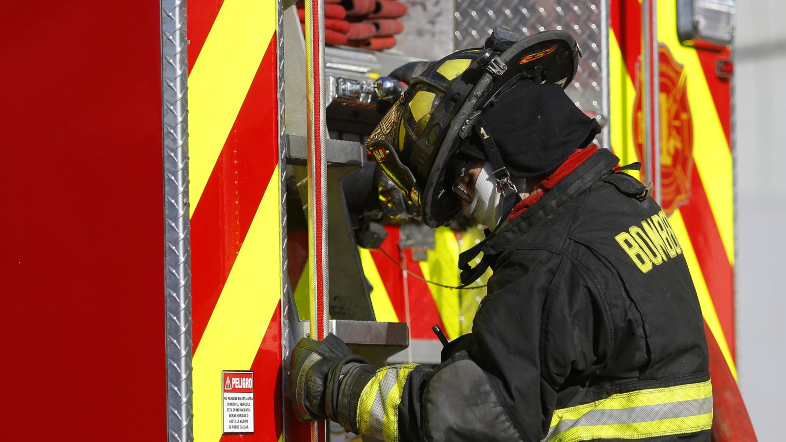 Incendio consume al menos tres viviendas en Reñaca Alto